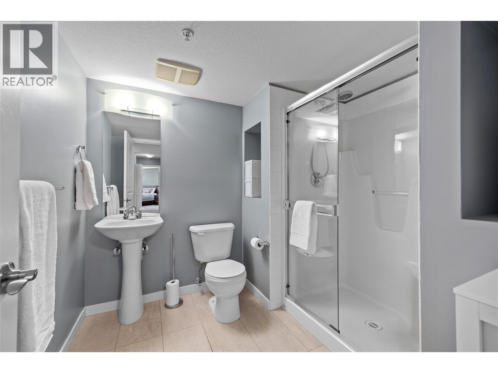 301 555 Yates Road, Kelowna