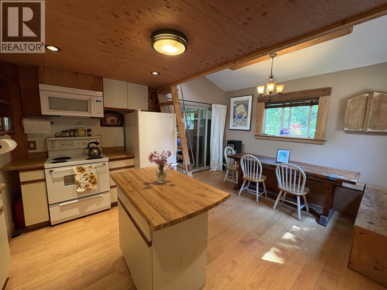 660 ANDY'S BAY ROAD, Gambier Island