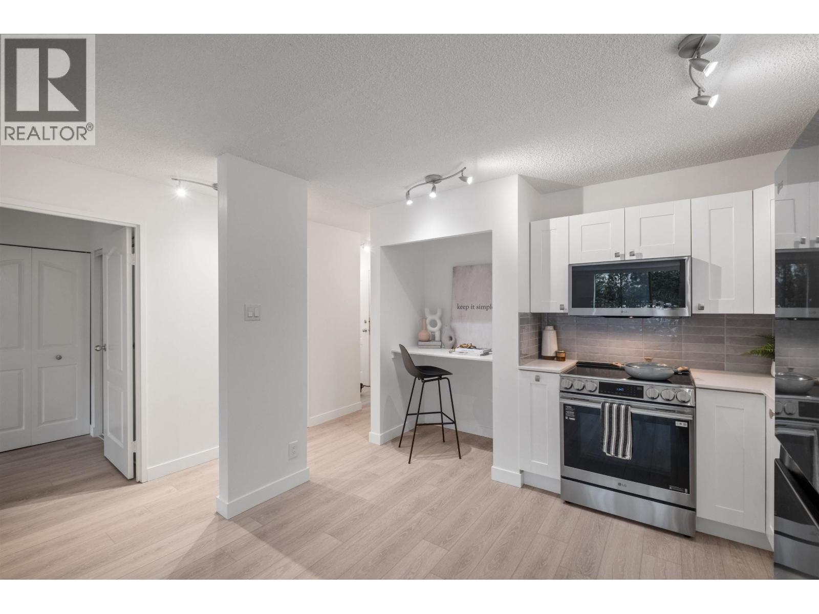 201 2012 FULLERTON AVENUE, North Vancouver