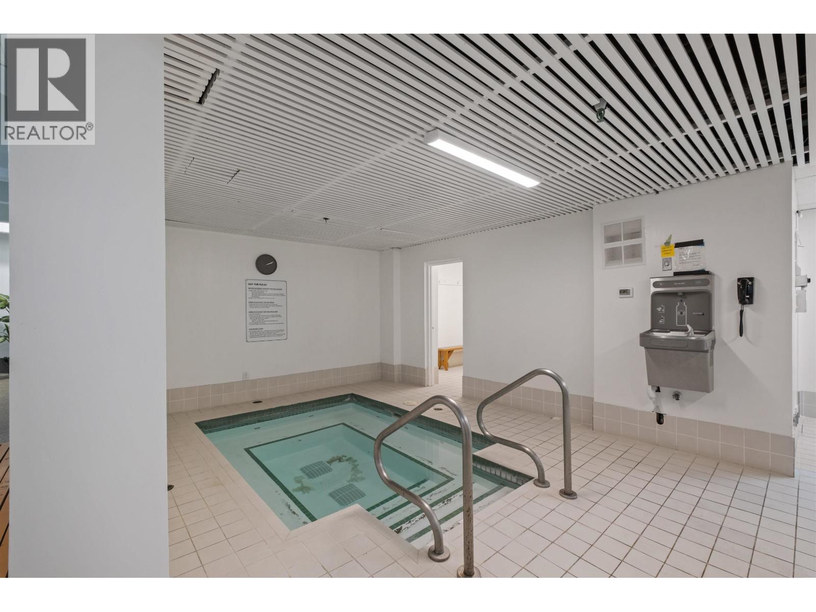 201 2012 FULLERTON AVENUE, North Vancouver