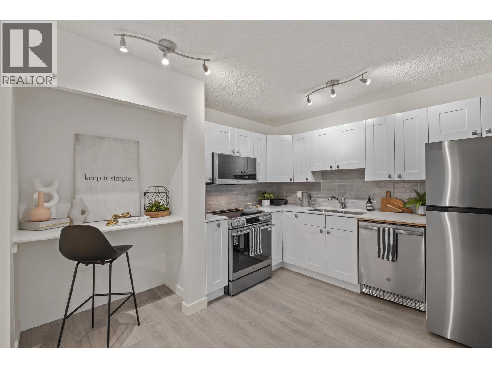 201 2012 FULLERTON AVENUE, North Vancouver