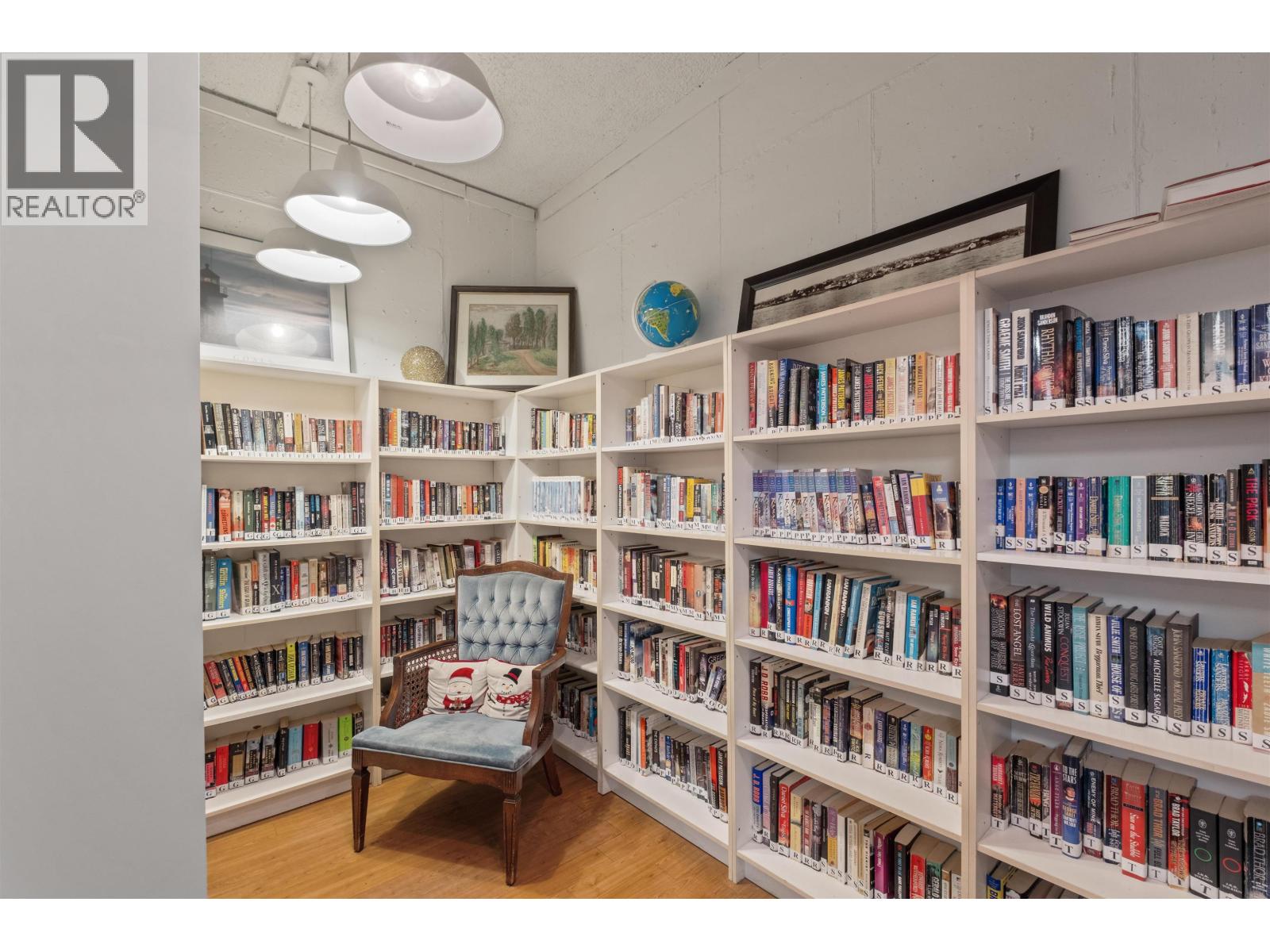 201 2012 FULLERTON AVENUE, North Vancouver