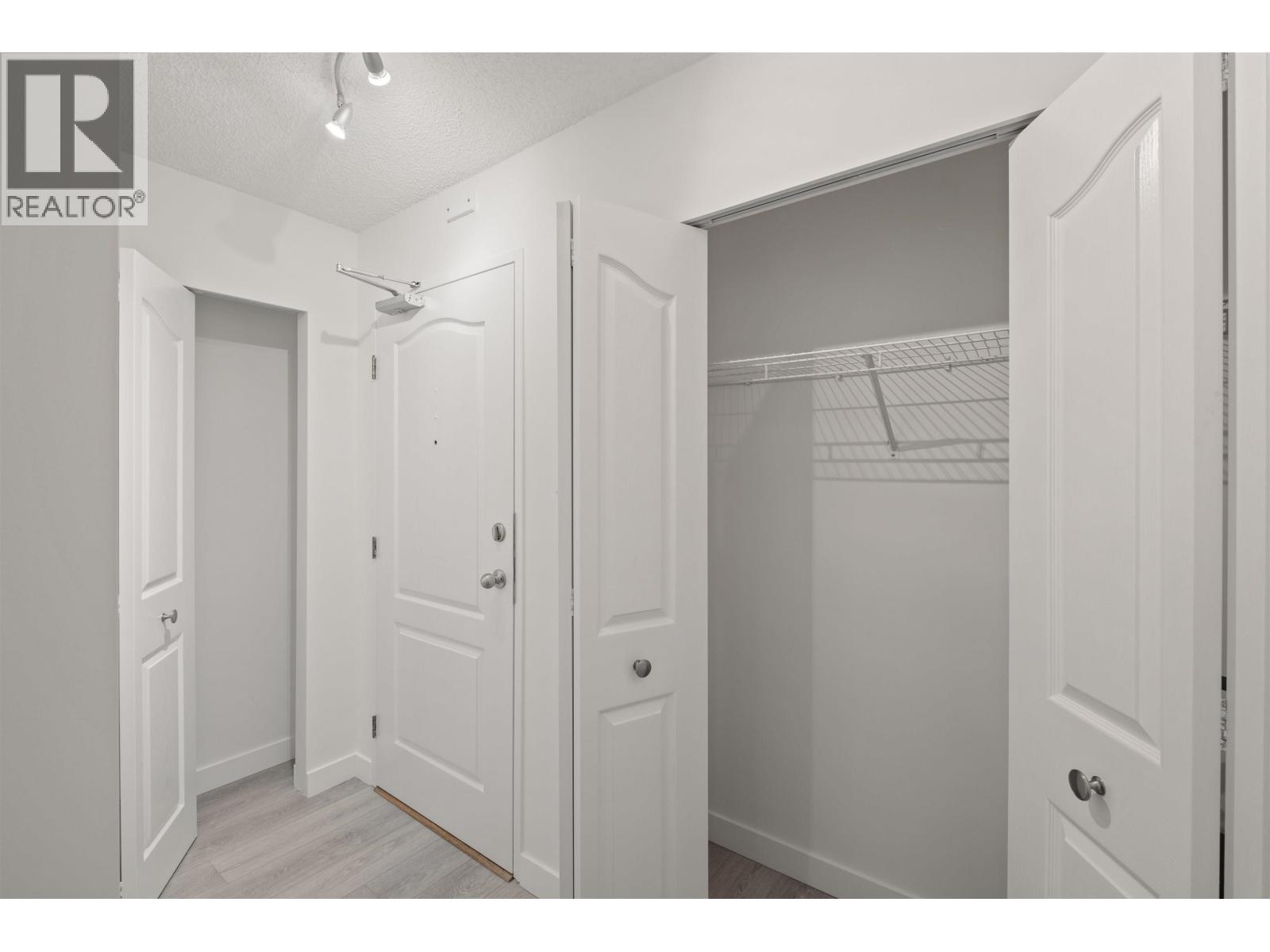 201 2012 FULLERTON AVENUE, North Vancouver