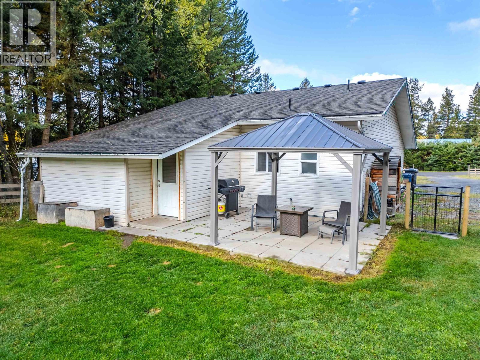 6395 YOUNG ROAD, Horse Lake