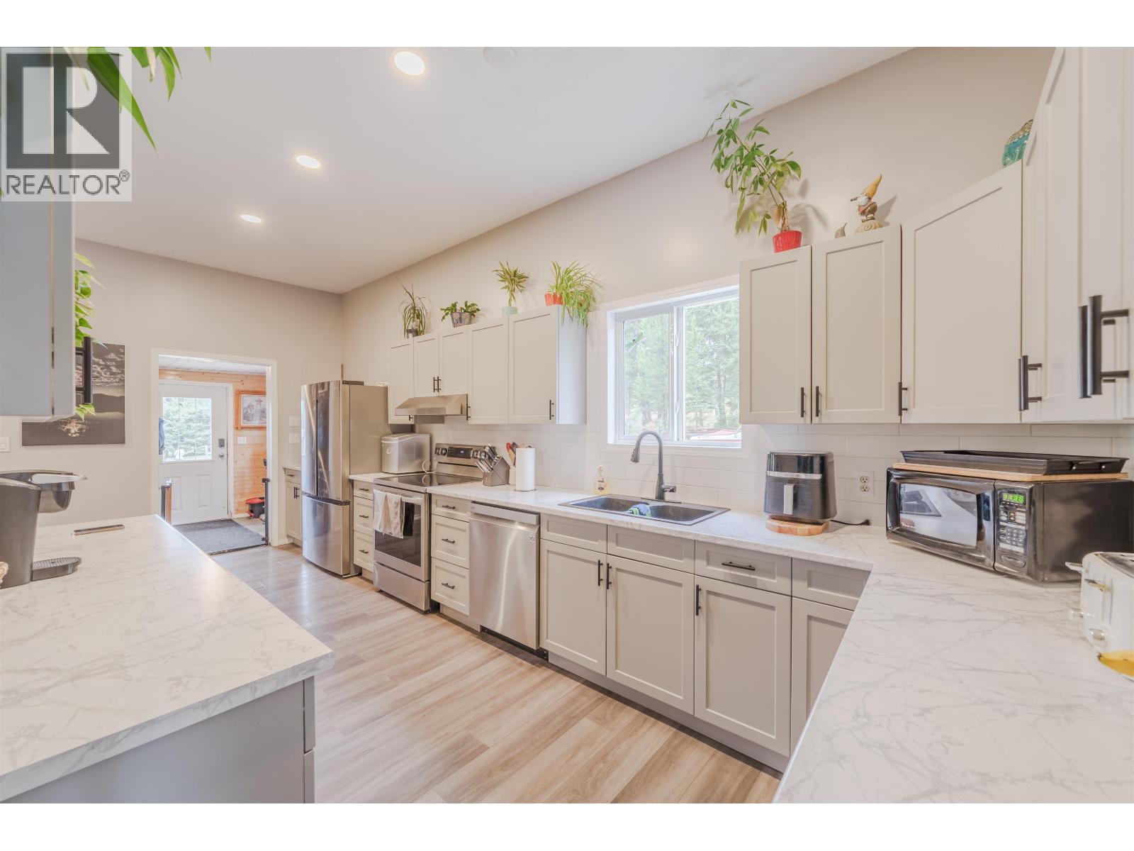 6395 YOUNG ROAD, Horse Lake