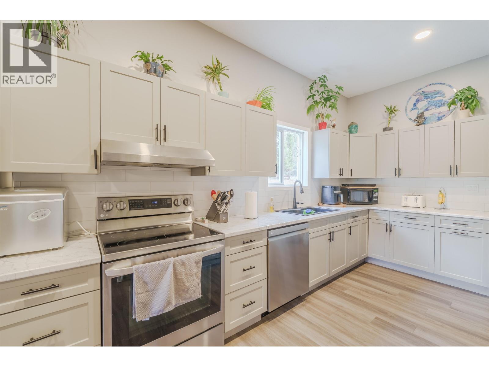 6395 YOUNG ROAD, Horse Lake