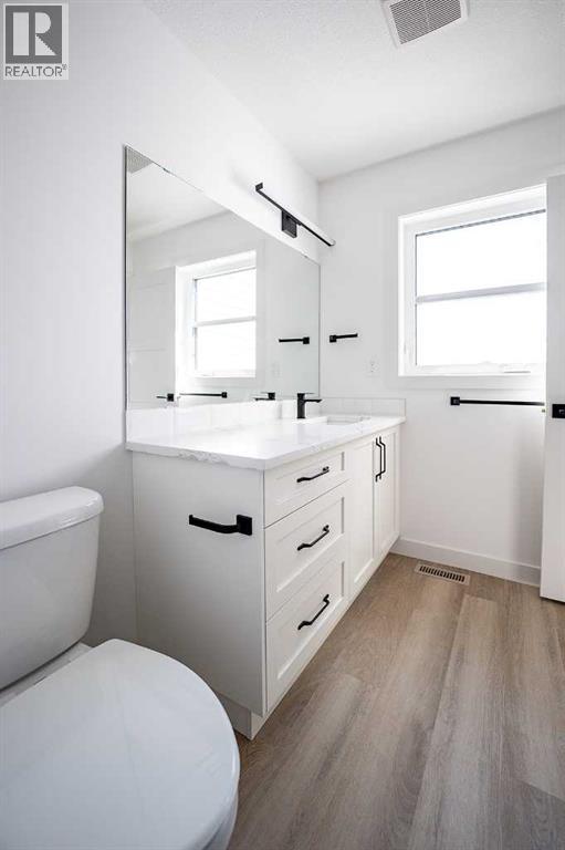 Single Family House for Sale in  Earl Close Evergreen Red Deer 