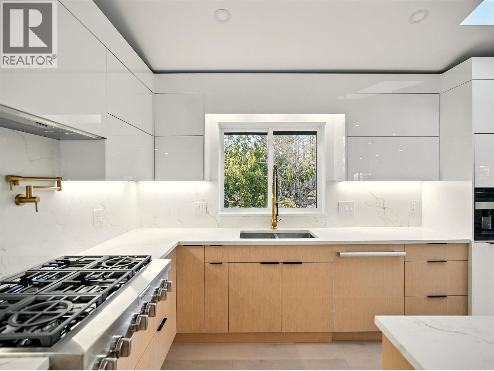 6230 SUMMIT AVENUE, West Vancouver