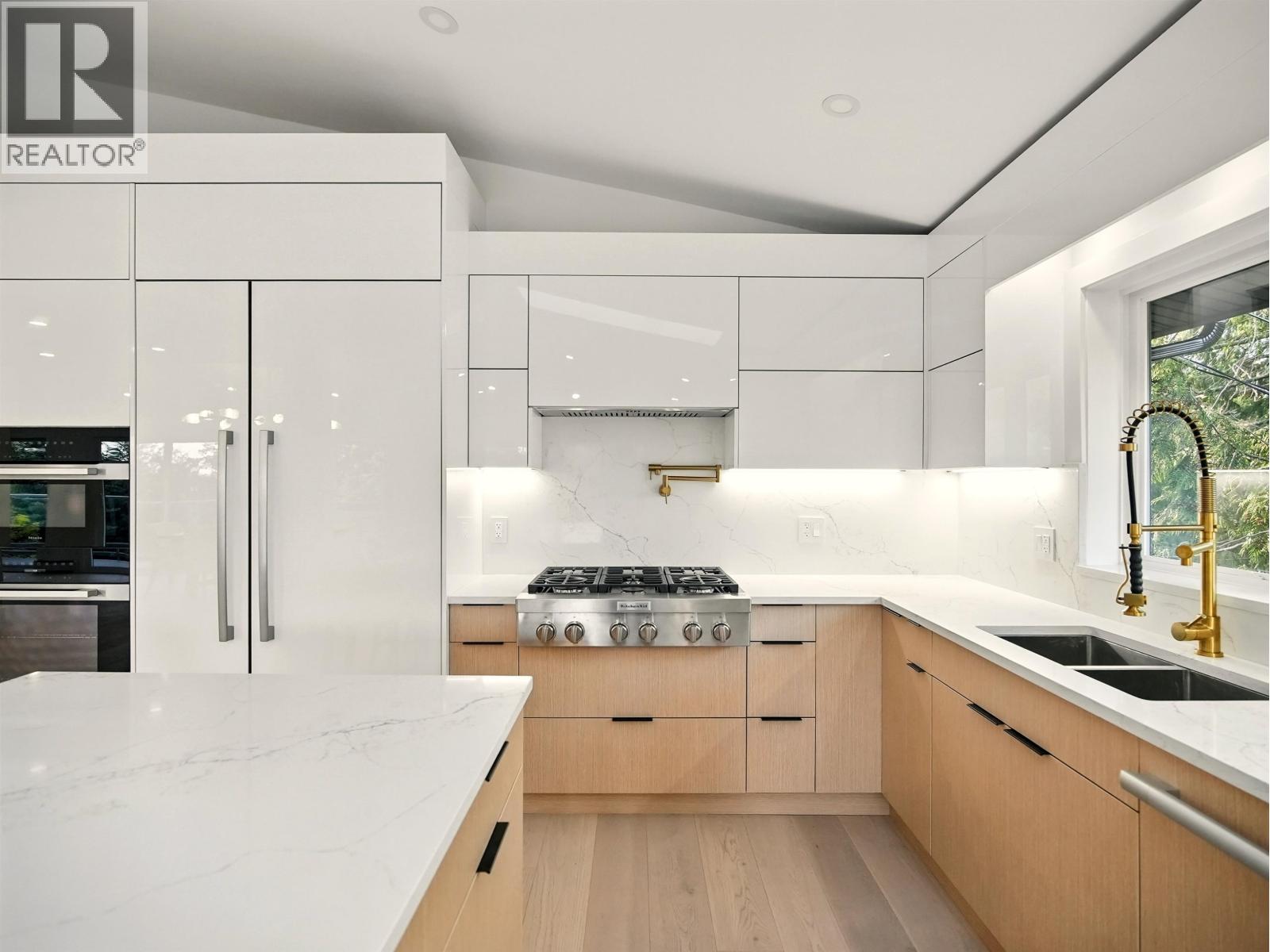 6230 SUMMIT AVENUE, West Vancouver