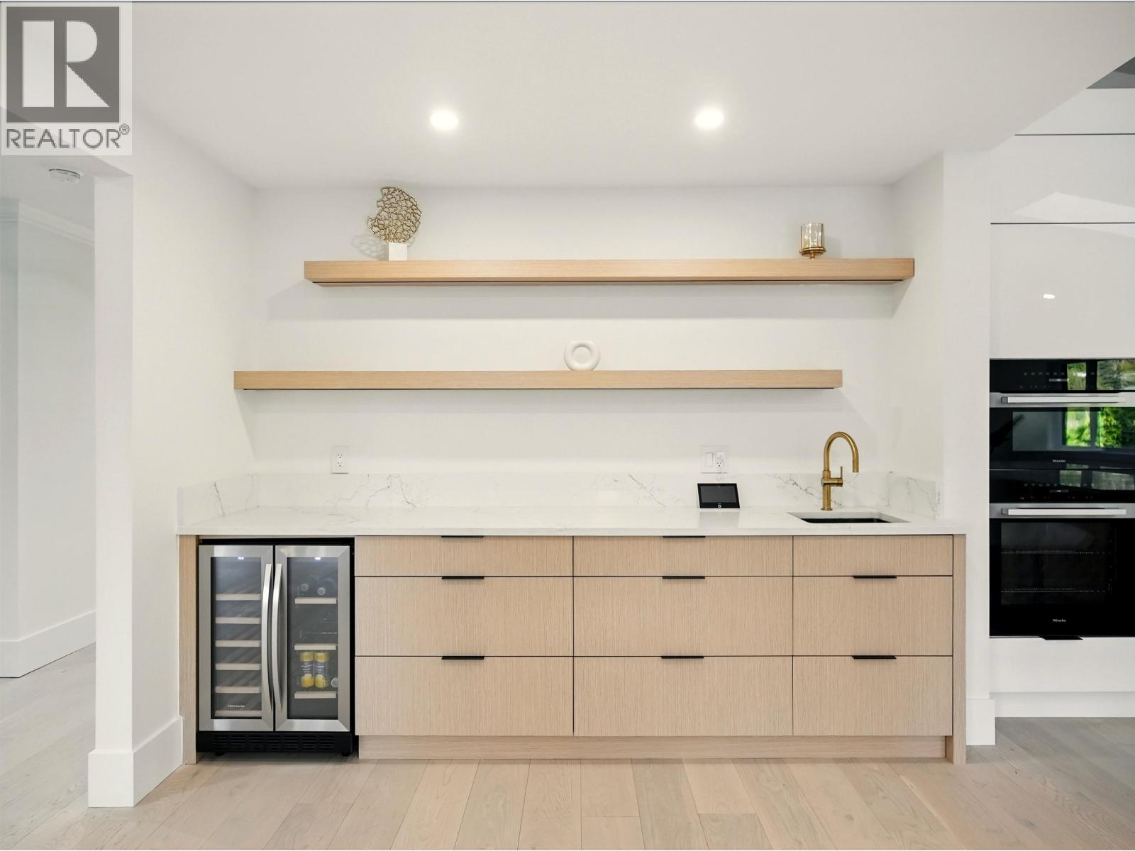 6230 SUMMIT AVENUE, West Vancouver