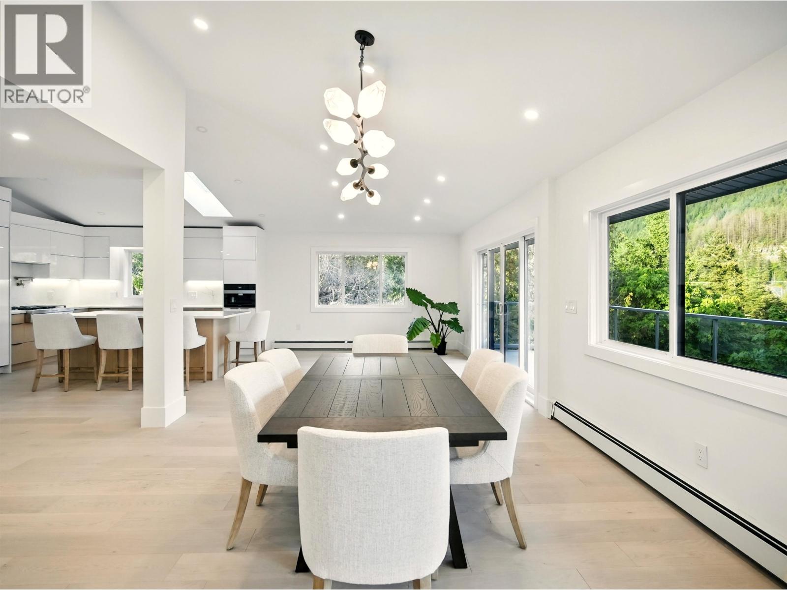 6230 SUMMIT AVENUE, West Vancouver