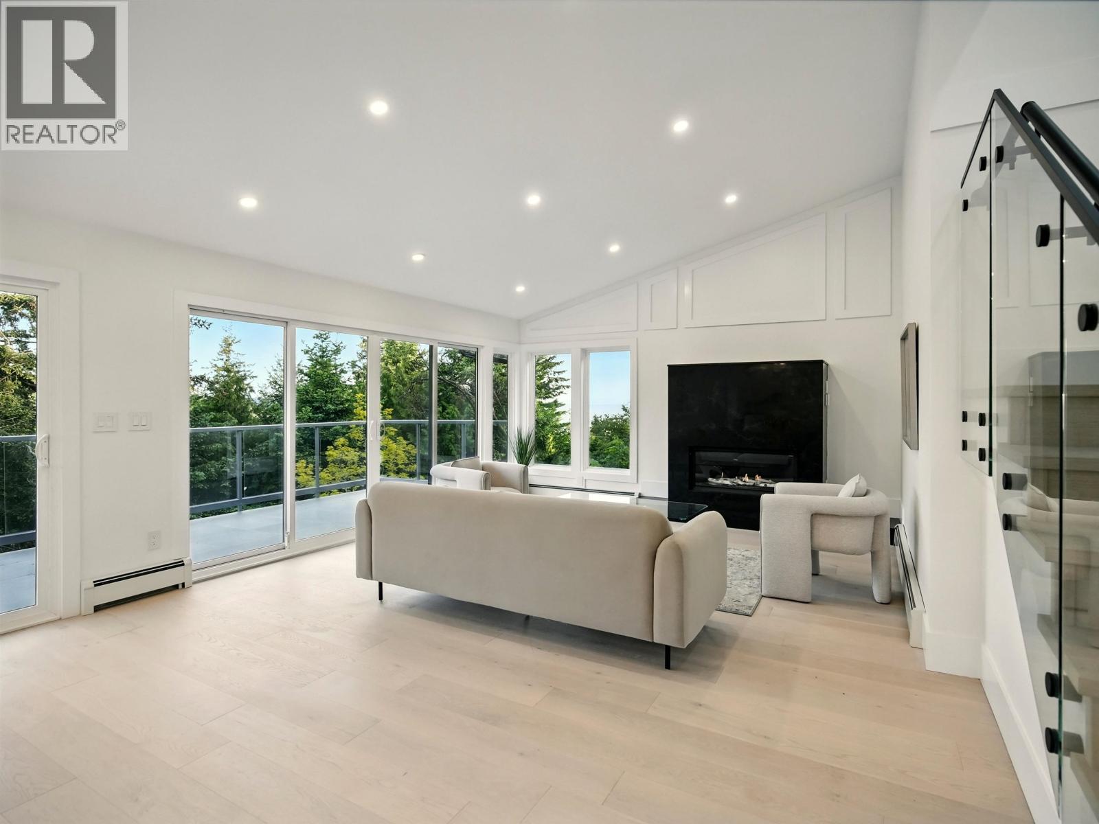 6230 SUMMIT AVENUE, West Vancouver