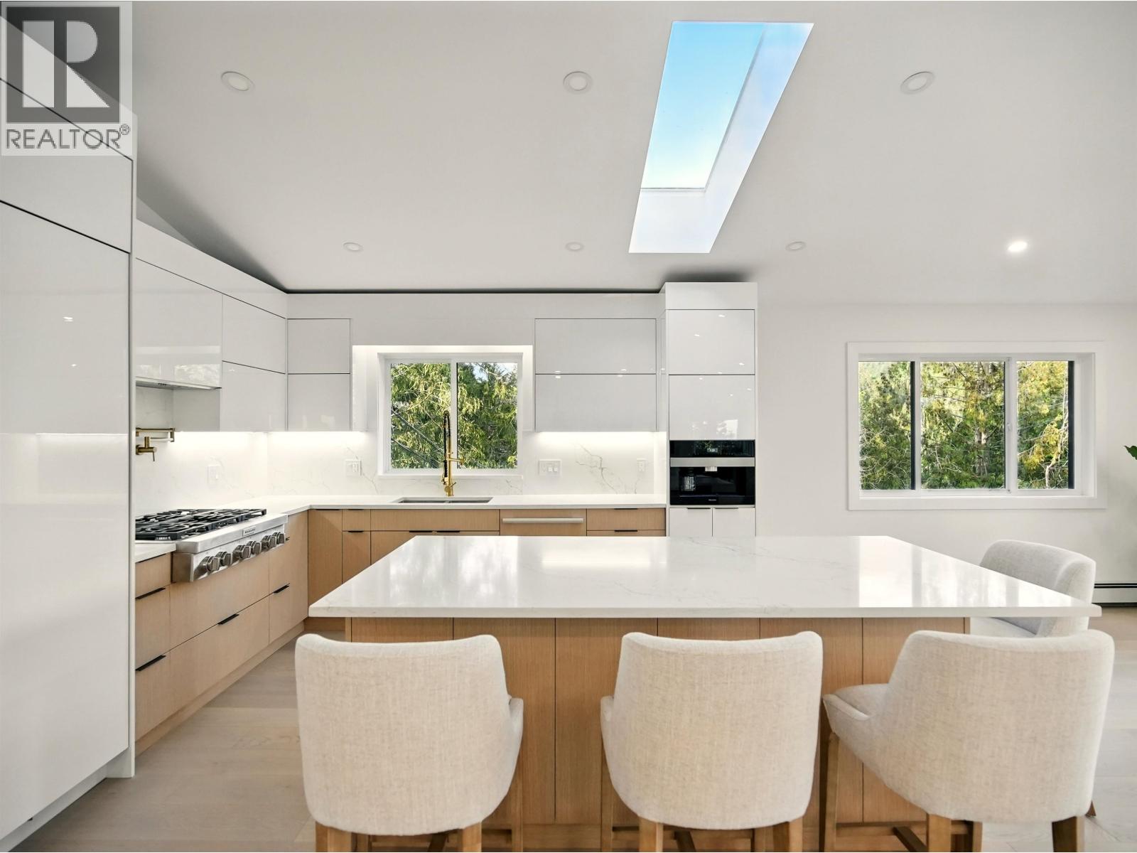 6230 SUMMIT AVENUE, West Vancouver