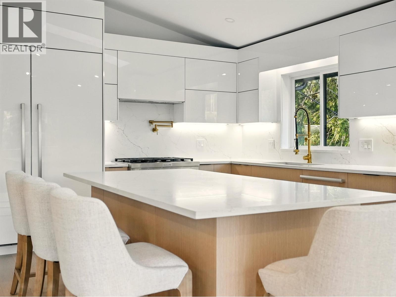 6230 SUMMIT AVENUE, West Vancouver