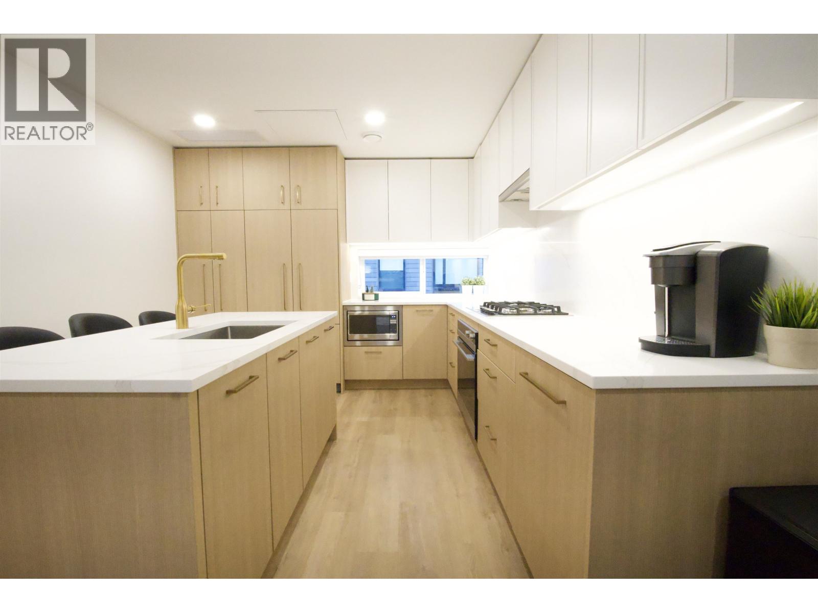 202 381 CLAYTON STREET, Coquitlam