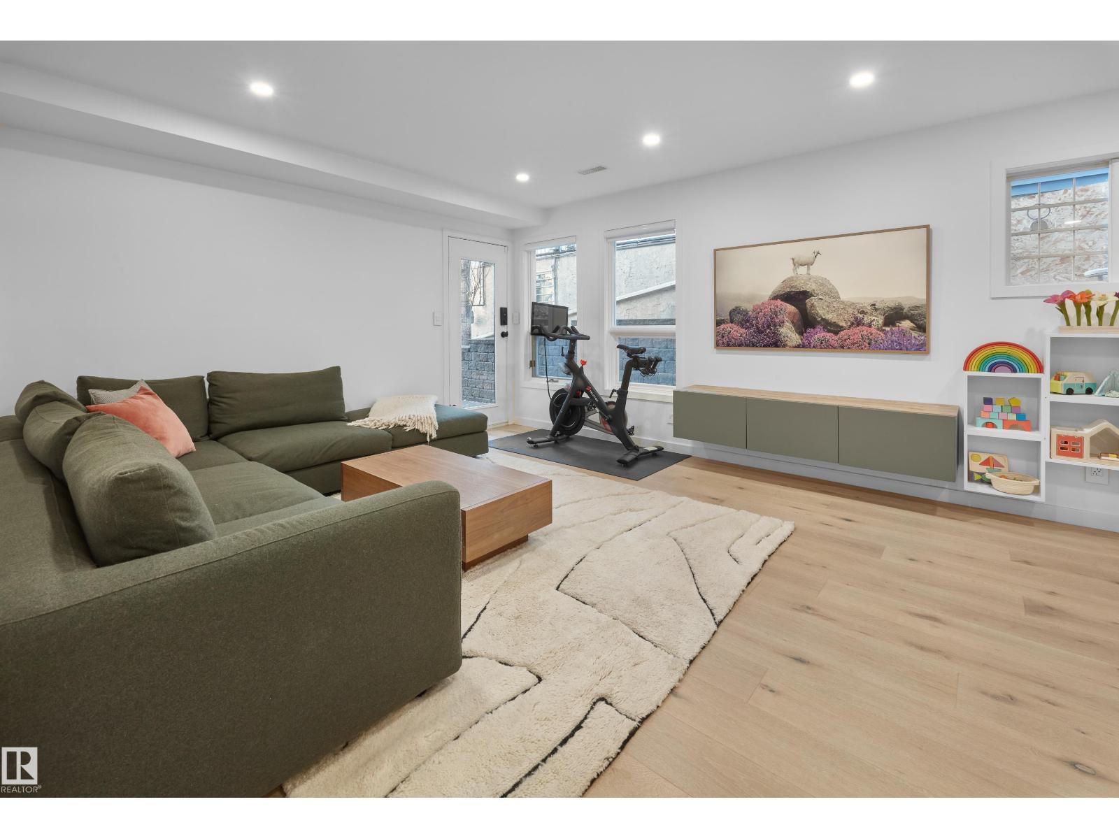 9325 98A ST NW, Edmonton