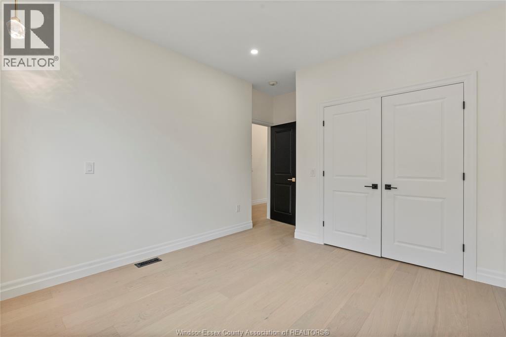 2596 MAYFAIR AVENUE South - 23