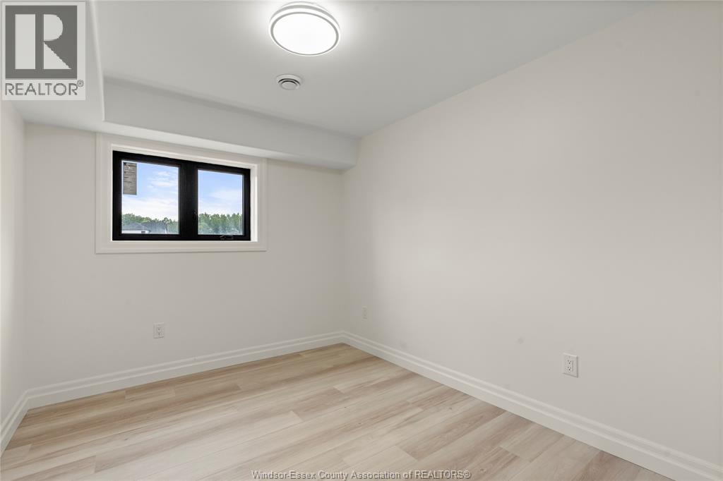 2596 MAYFAIR AVENUE South - 32
