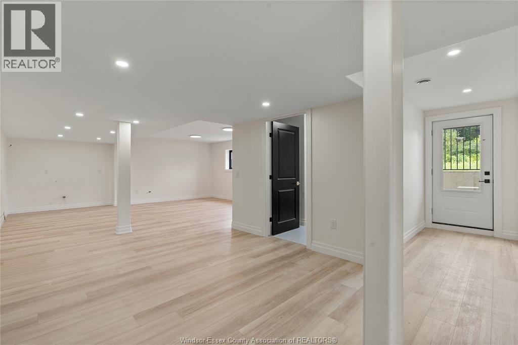 2596 MAYFAIR AVENUE South - 33