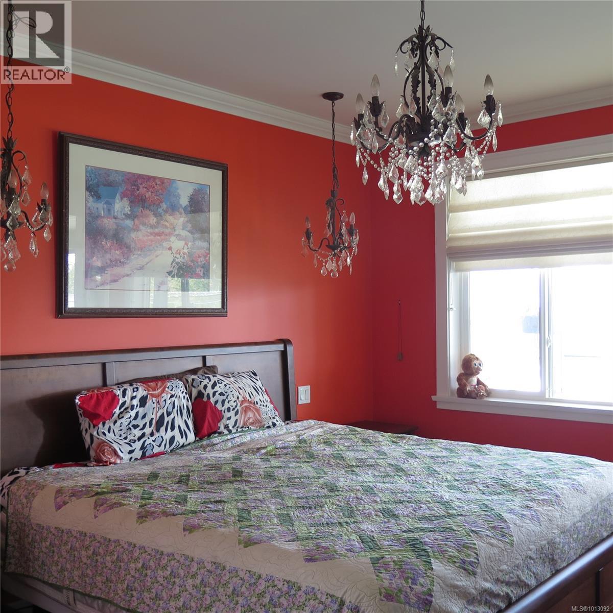 426 Davis Rd, Ladysmith