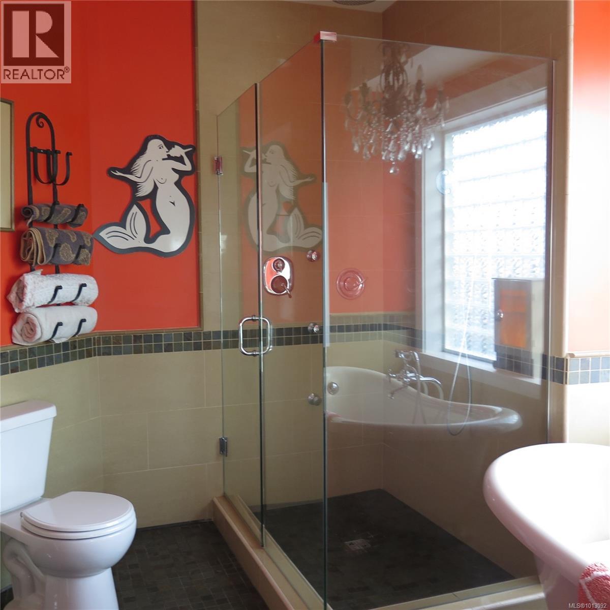 426 Davis Rd, Ladysmith