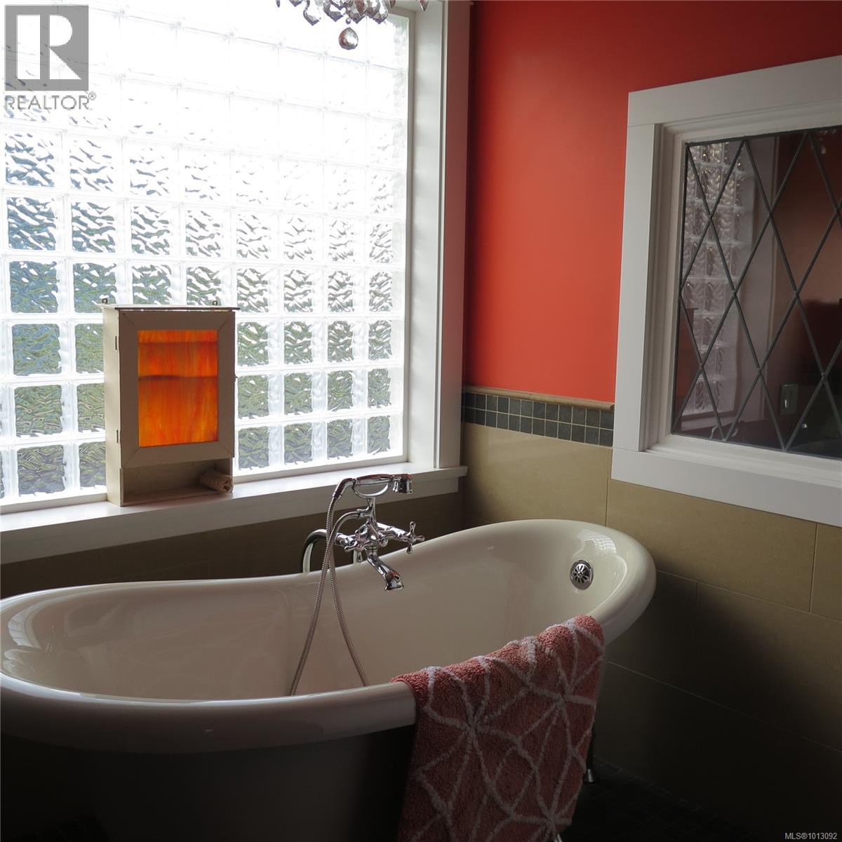 426 Davis Rd, Ladysmith