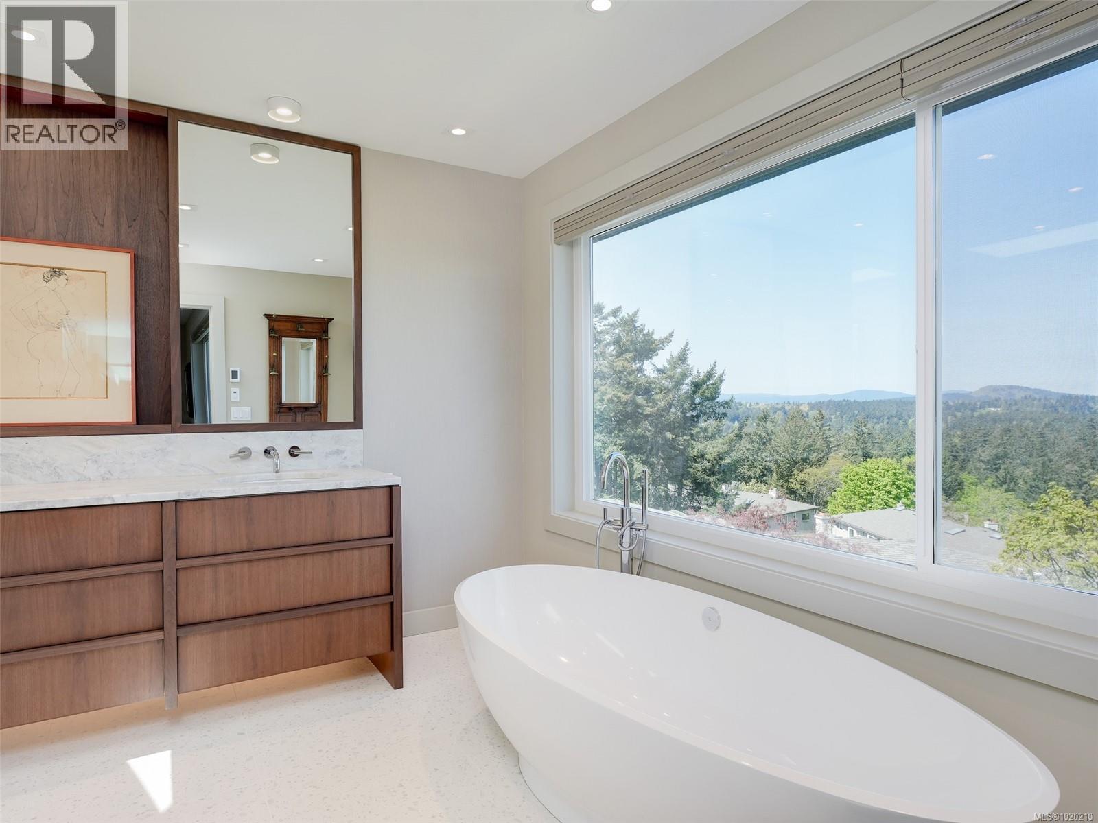 603 2829 Arbutus Rd, Saanich