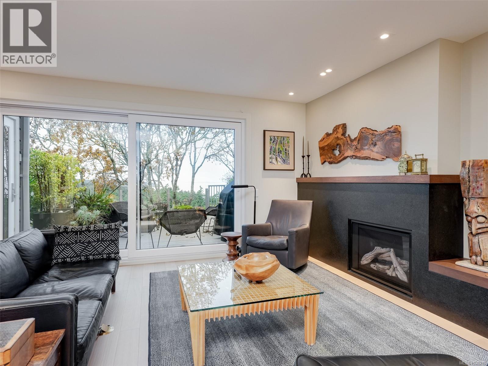 603 2829 Arbutus Rd, Saanich