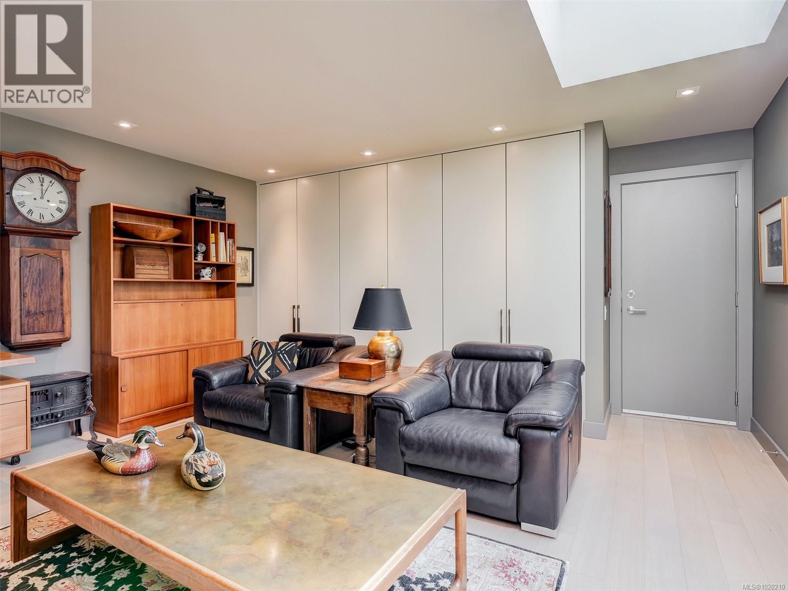 603 2829 Arbutus Rd, Saanich