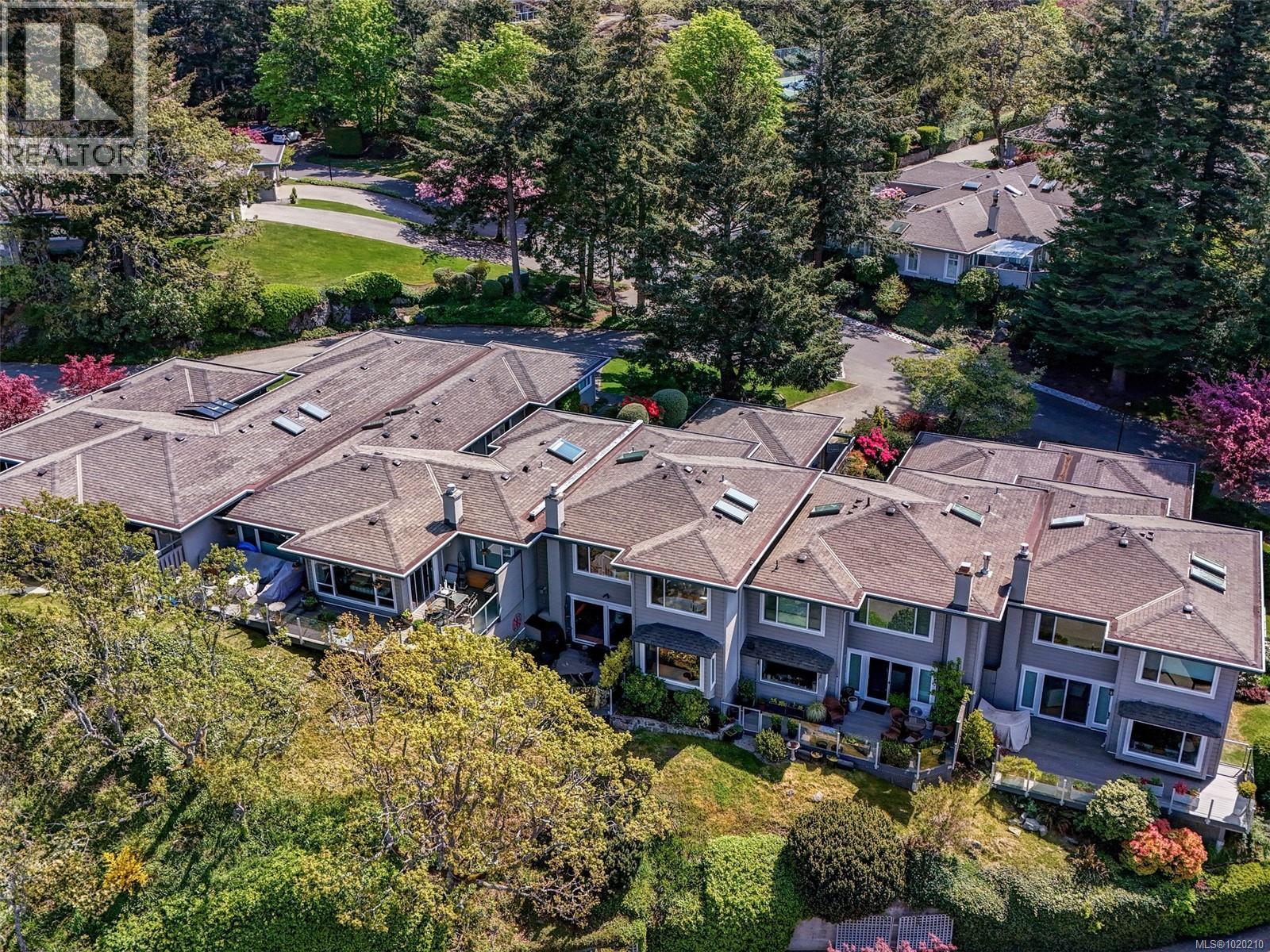 603 2829 Arbutus Rd, Saanich