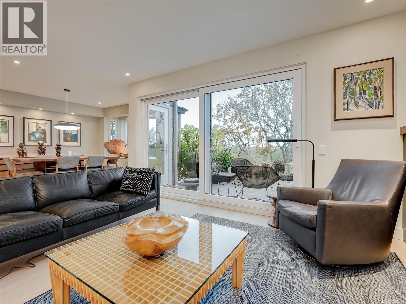 603 2829 Arbutus Rd, Saanich