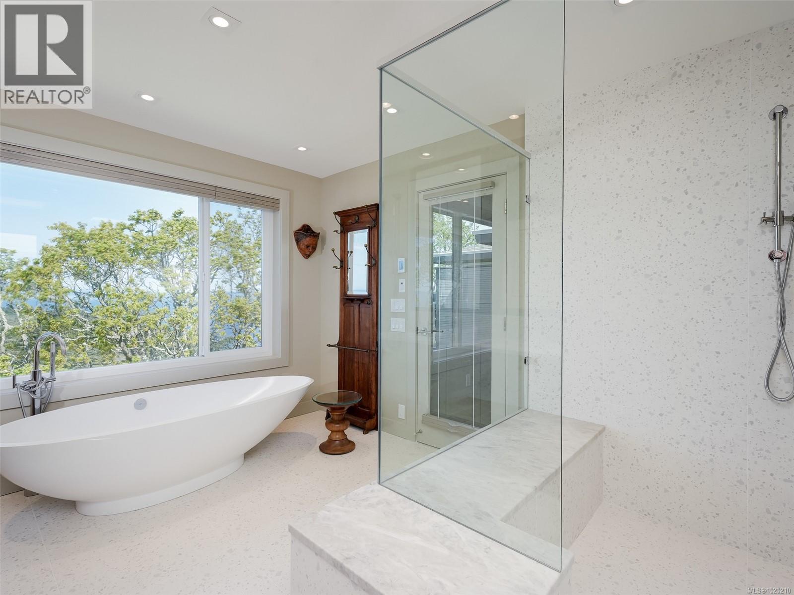 603 2829 Arbutus Rd, Saanich