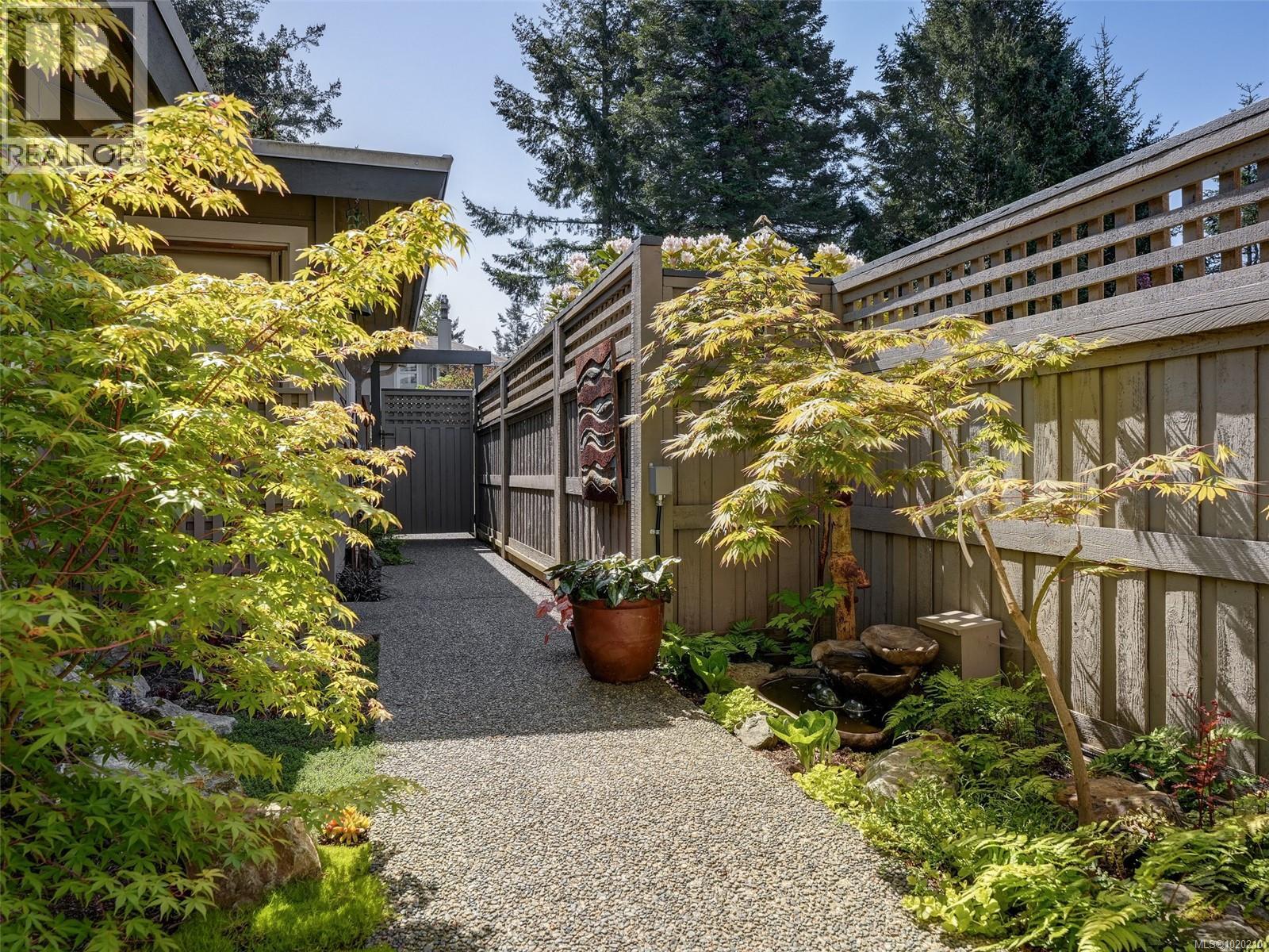 603 2829 Arbutus Rd, Saanich