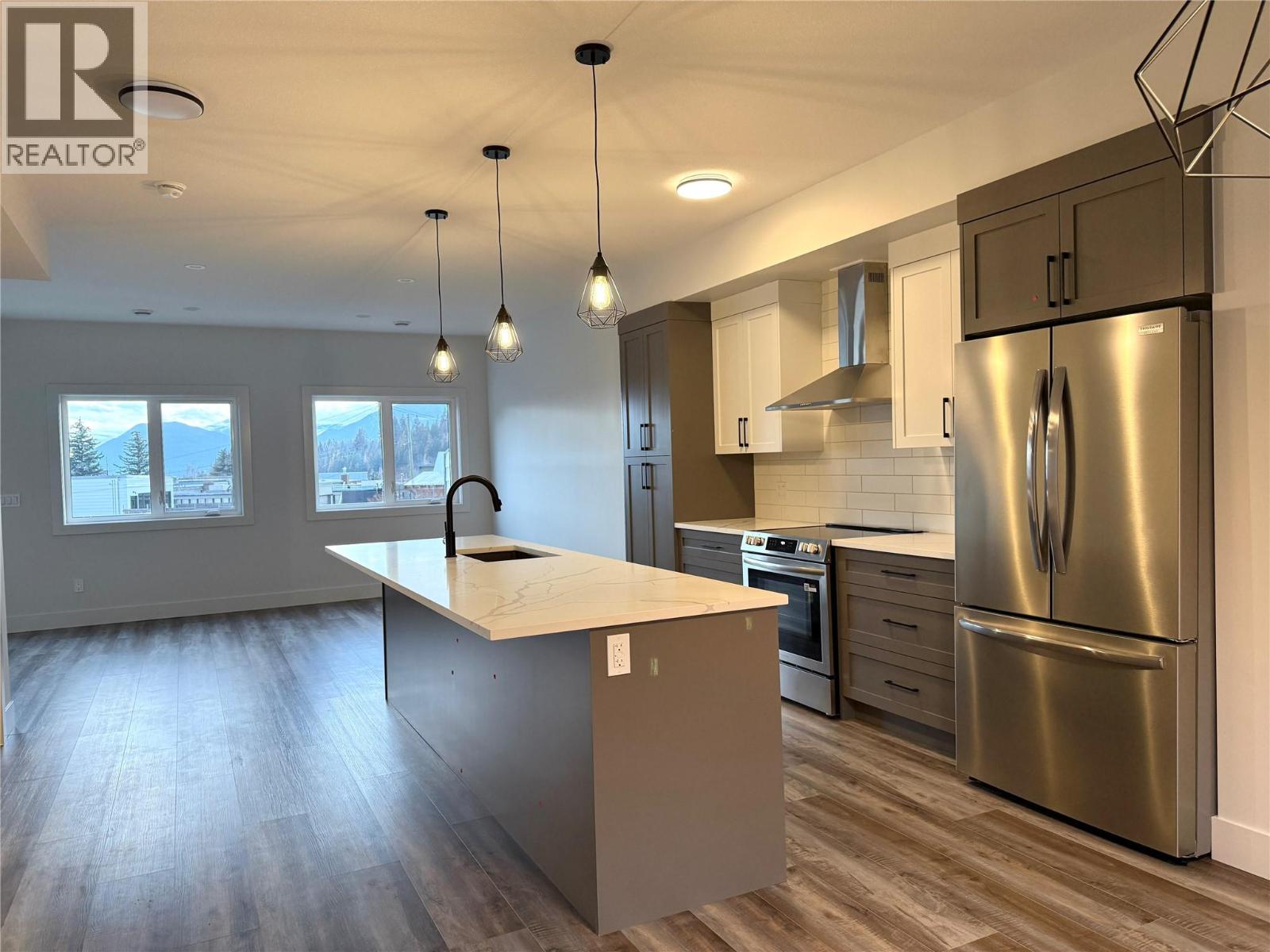 #200 70 BOUNDARY STREET - 11