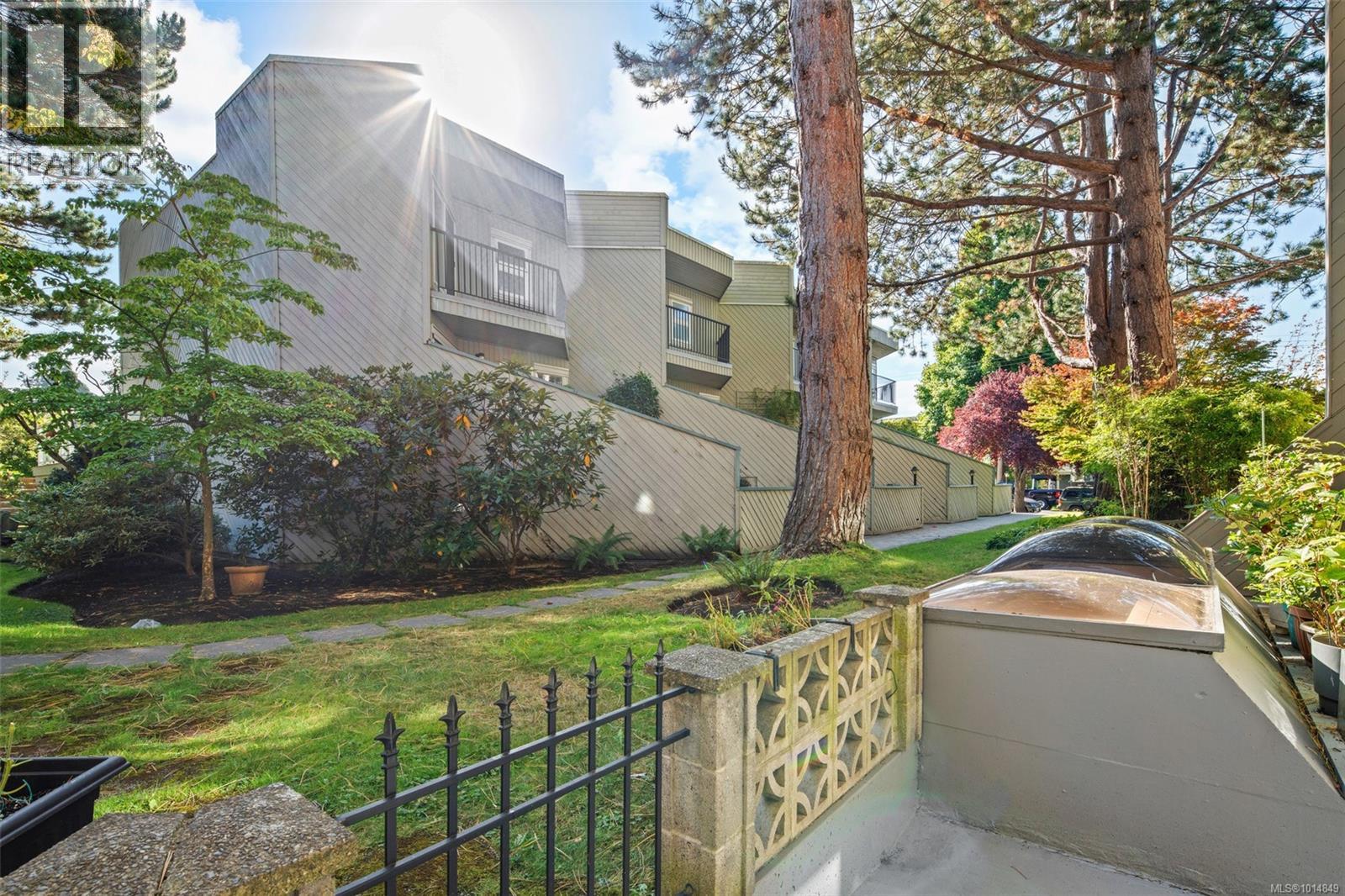 108 1149 Rockland Avenue, Victoria