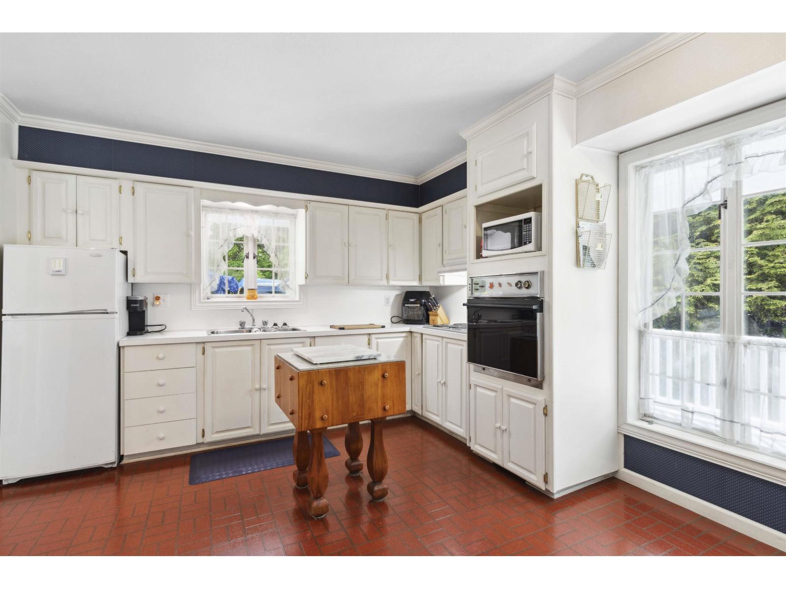 9526 SLATER STREET, Mission