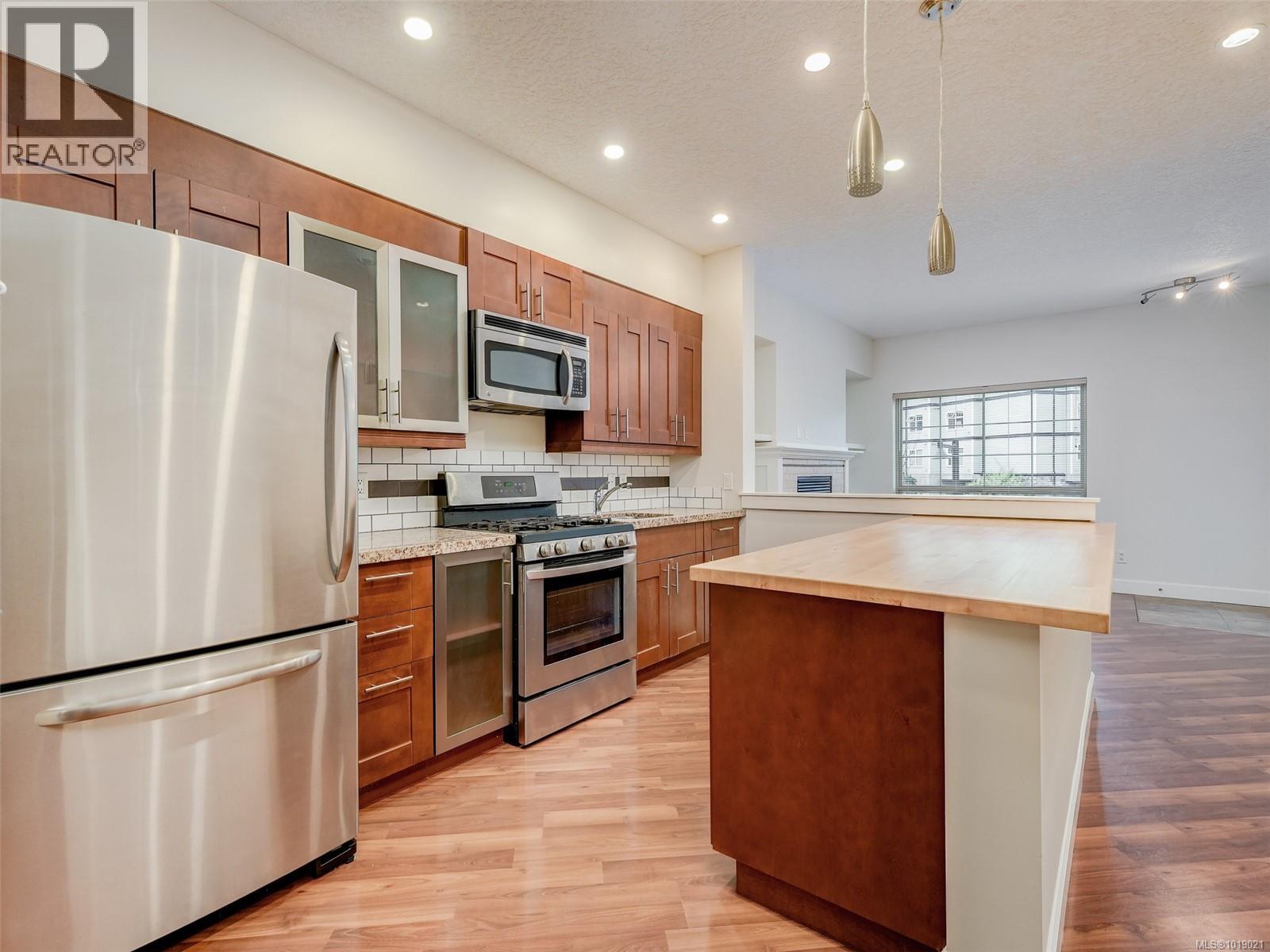 201 785 Station Ave, Langford