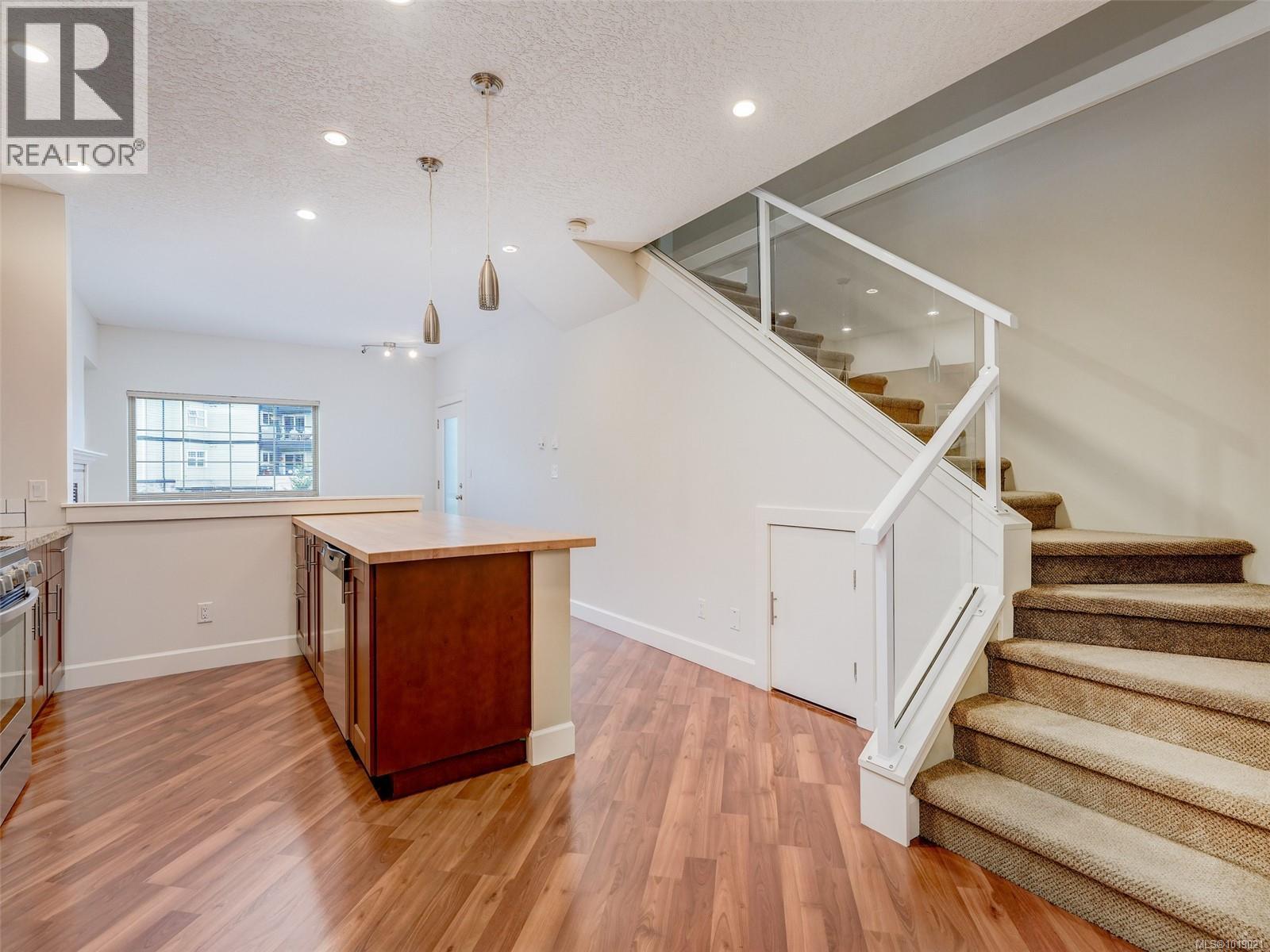 201 785 Station Ave, Langford