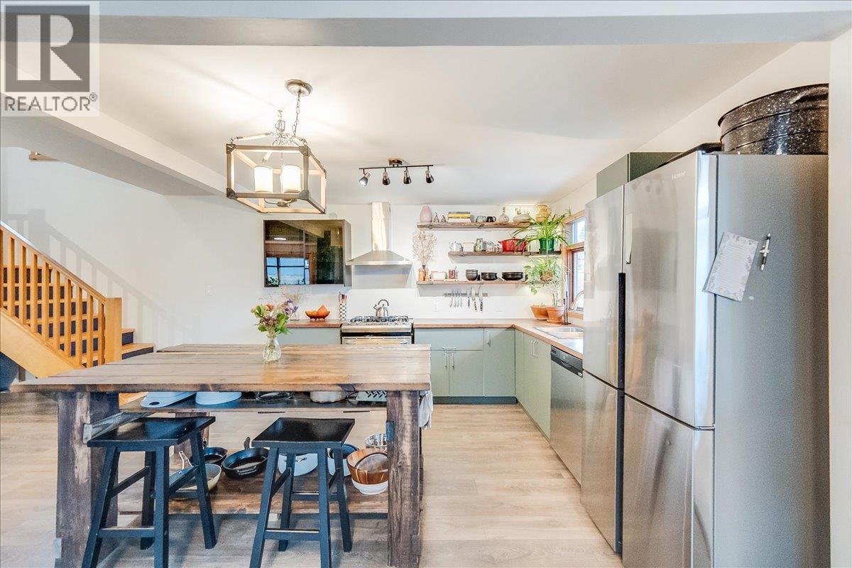 2207 Columbia Avenue, Rossland