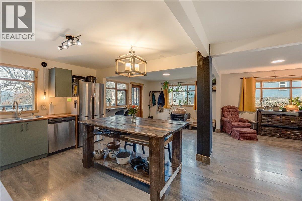 2207 Columbia Avenue, Rossland