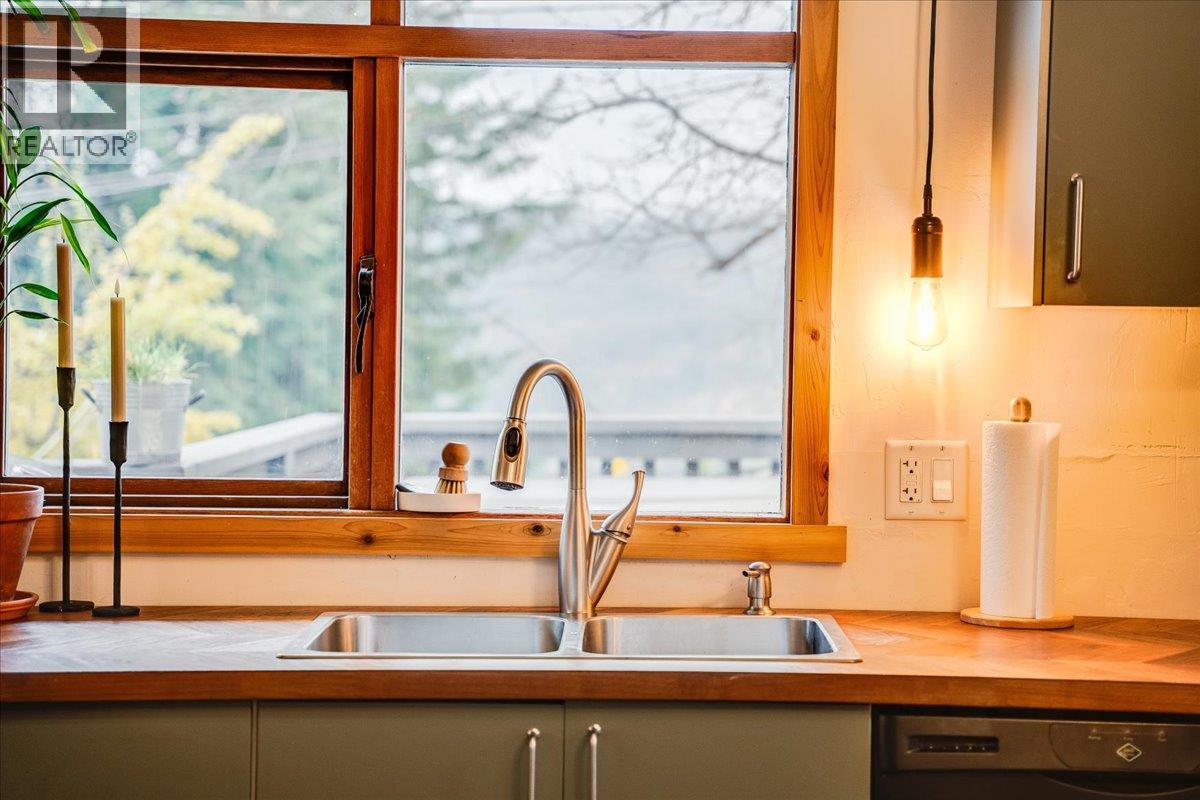 2207 Columbia Avenue, Rossland