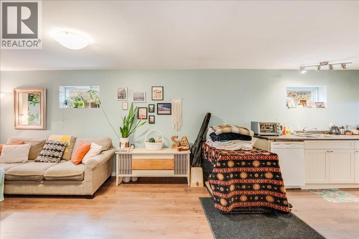 2207 Columbia Avenue, Rossland