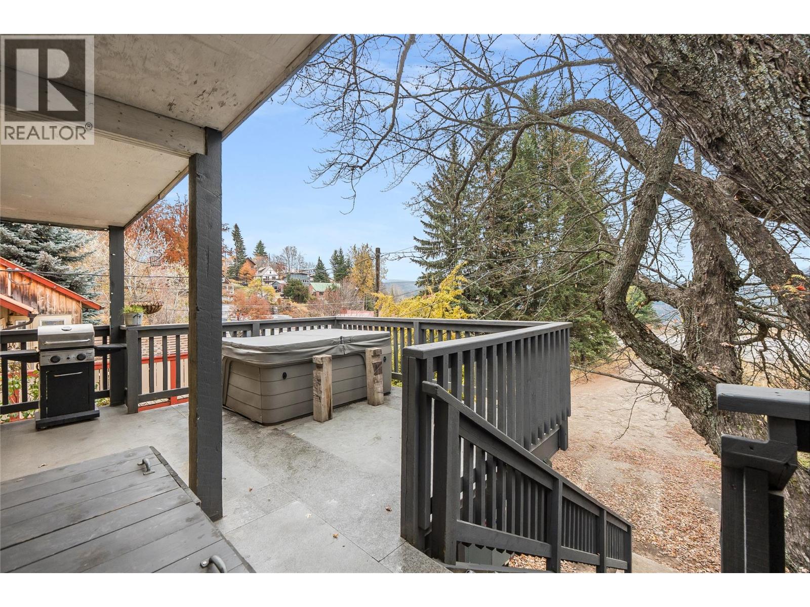 2207 Columbia Avenue, Rossland