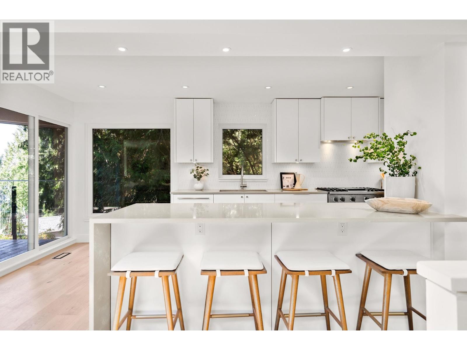 5061 BEAR LANE, West Vancouver