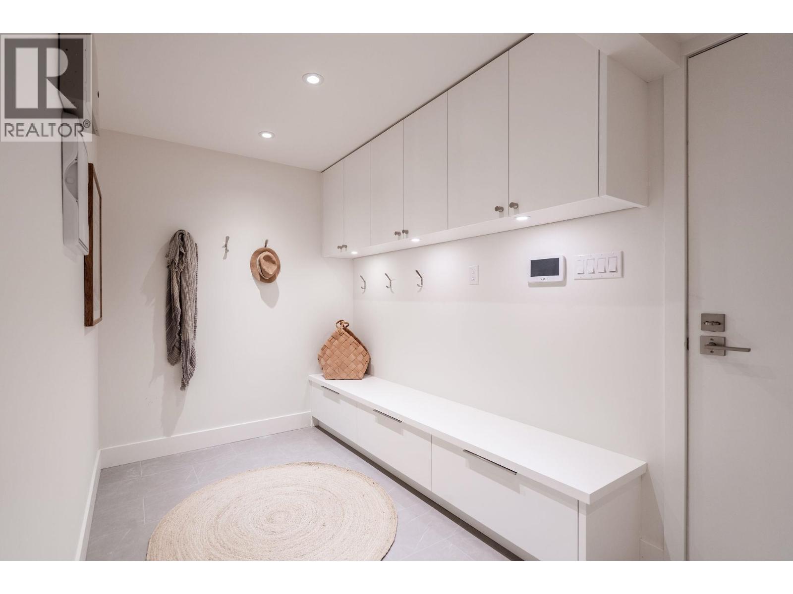 5061 BEAR LANE, West Vancouver