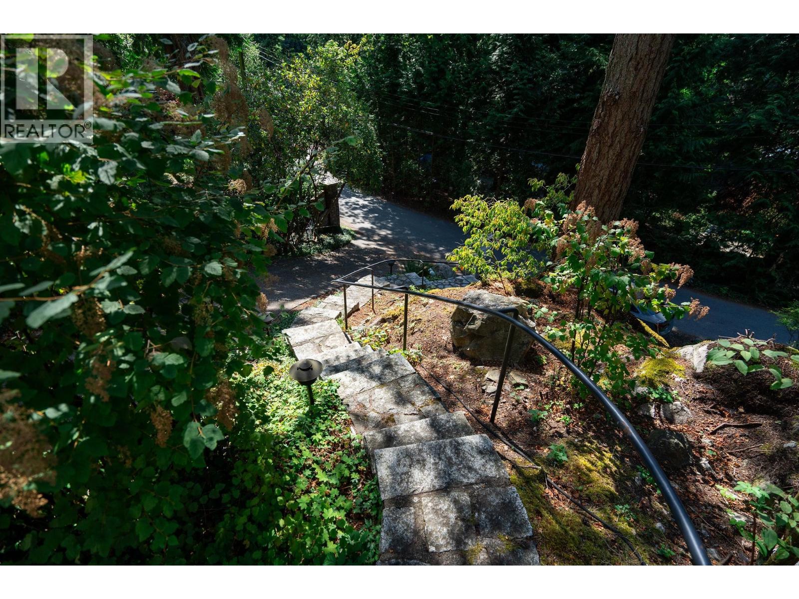 5061 BEAR LANE, West Vancouver