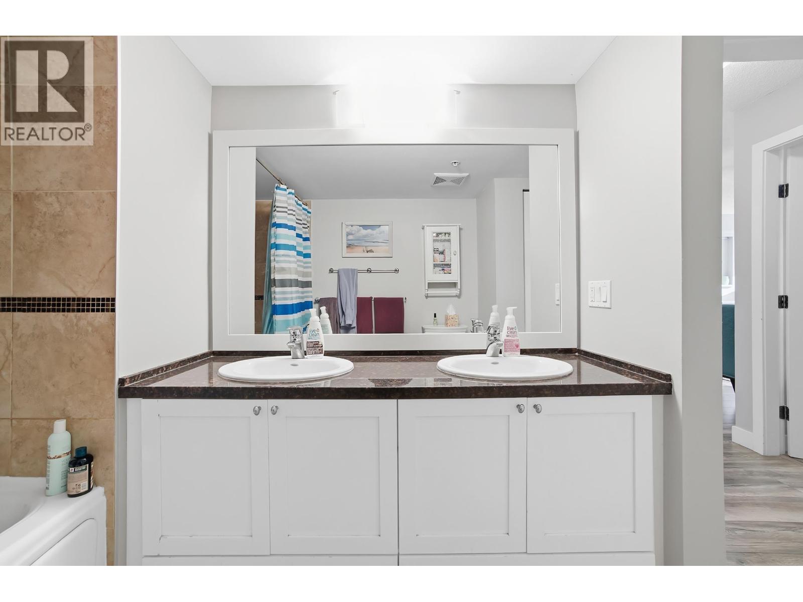 211 19677 MEADOW GARDENS WAY, Pitt Meadows