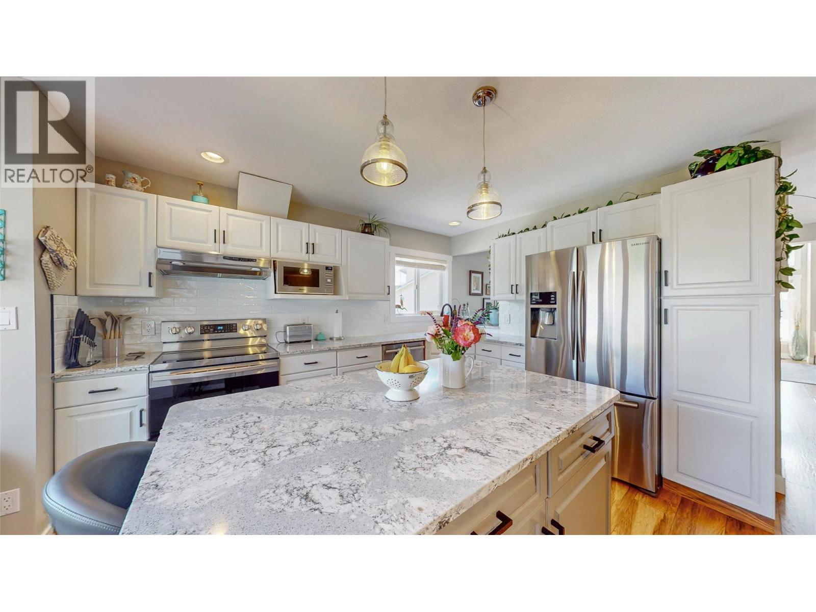 5896 FAIRVIEW Place, Oliver