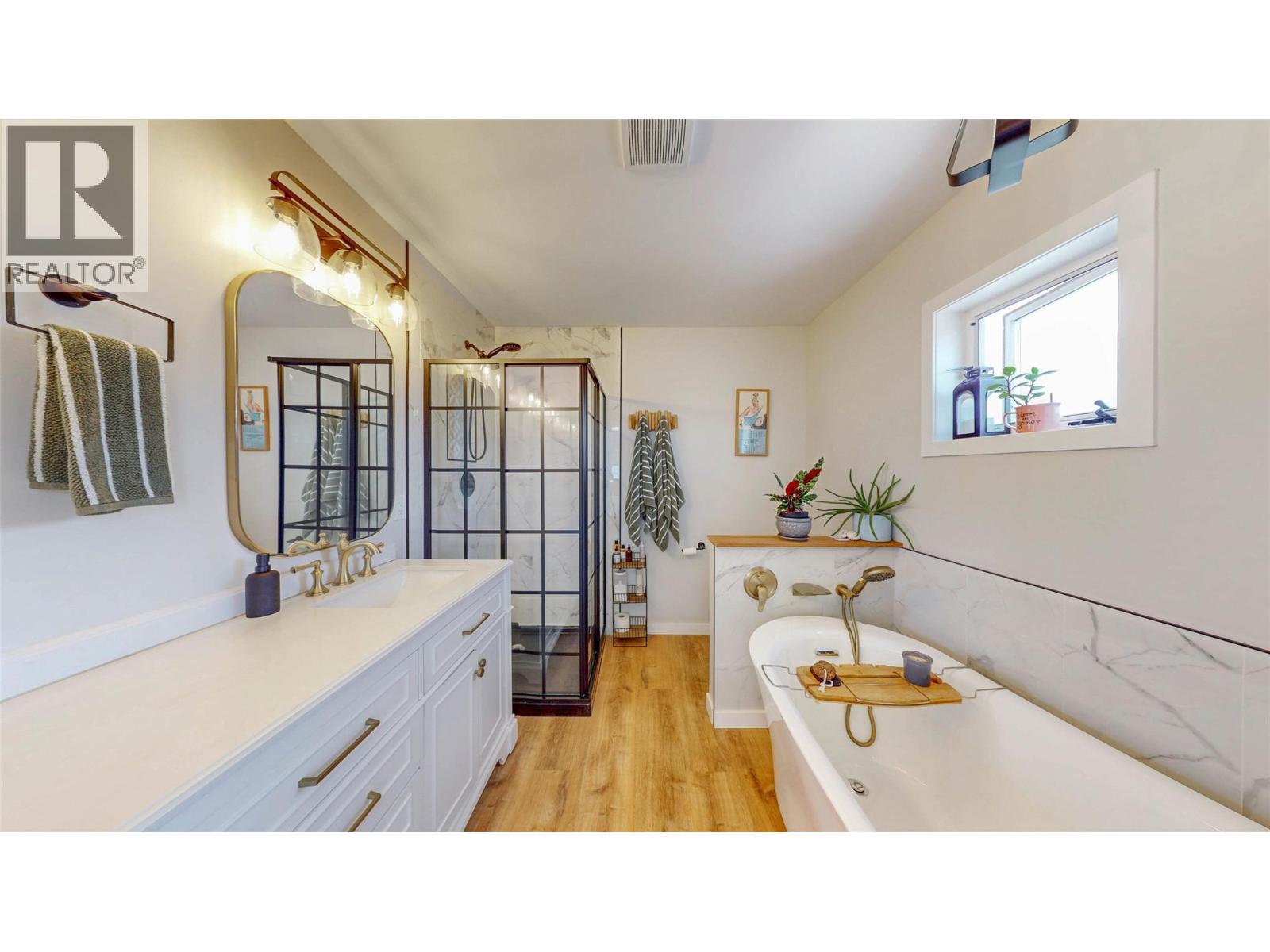 5896 FAIRVIEW Place, Oliver