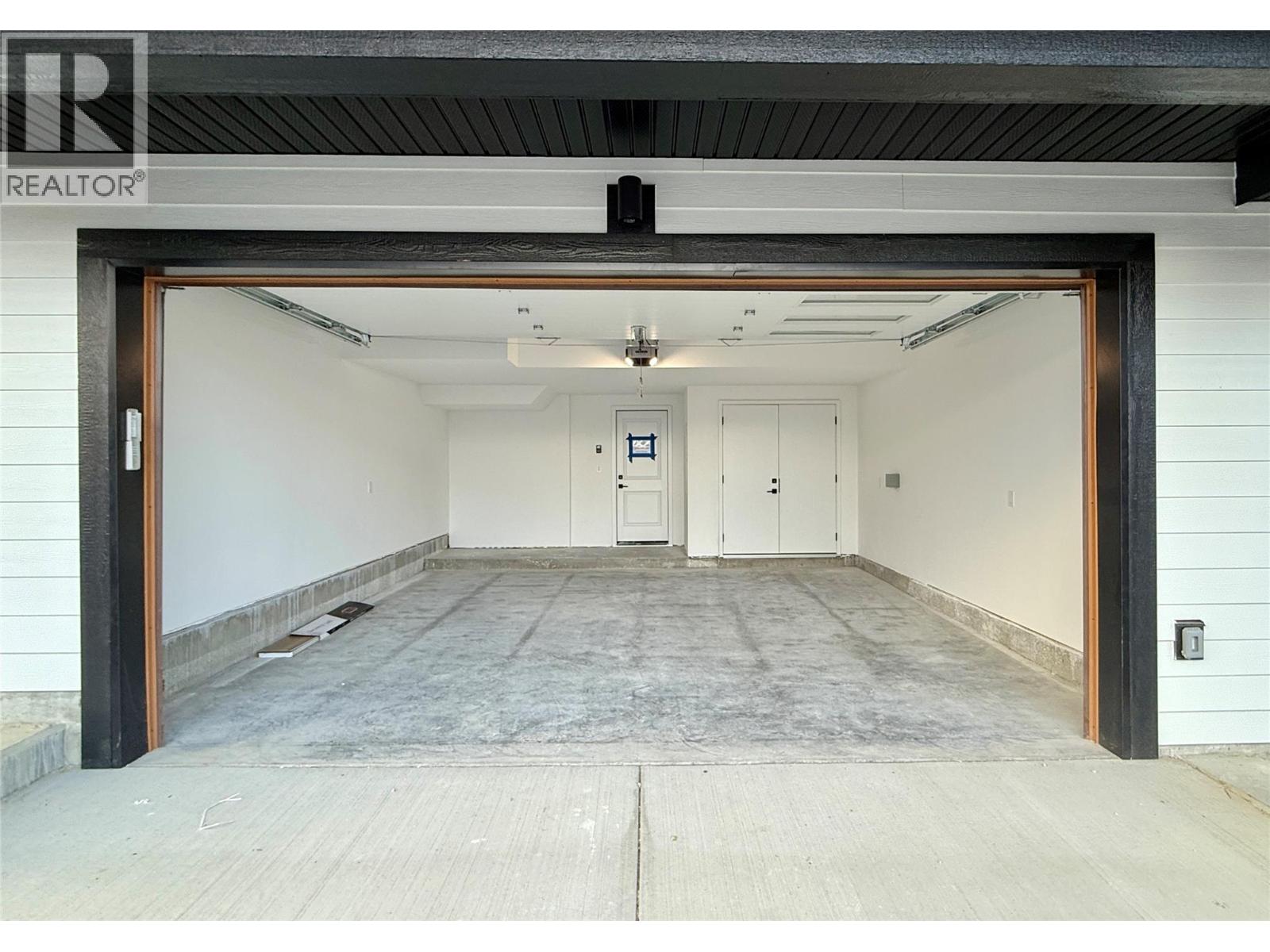 #204 70 BOUNDARY STREET - 34